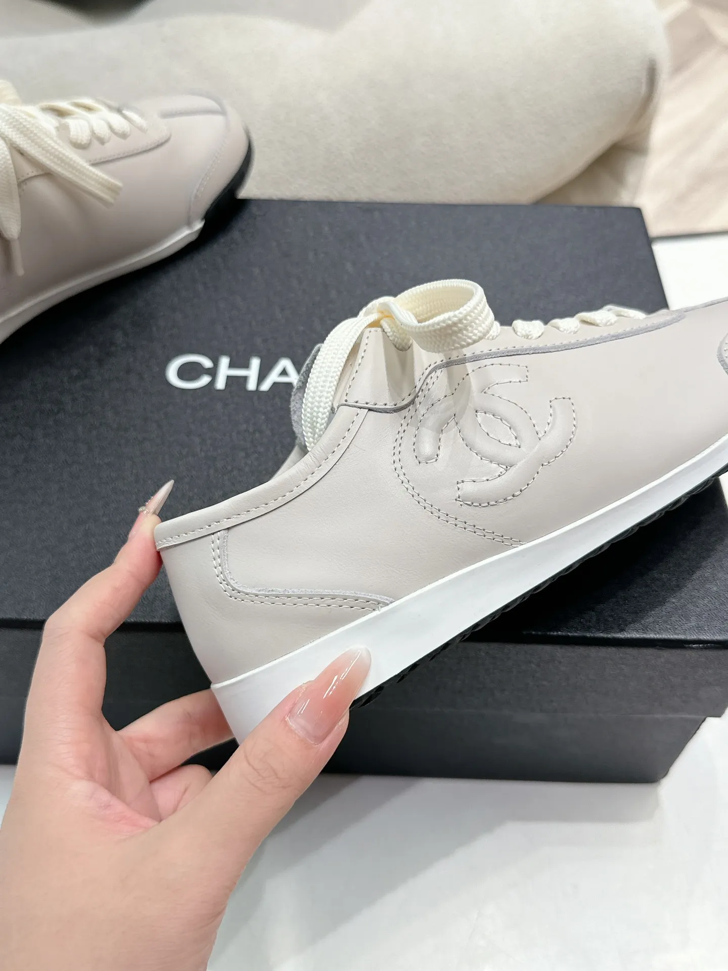 👟👟Ex-factory price 560👟👟 Chanel Grandma 2024 counter top casual sports shoes This classic design; the upper is electro-embroidered with a variety of techniques; the outsole is fashionable and sporty; it is unusual to incorporate a variety of color matching elements... The diversified mix and match is very good-looking and versatile, casual, fashionable, sports and outdoor can be taken into account... ꫛꫀꪝ Go➫ Material: ❶Upper is made of: Original imported high silk cow suede + small fragrance fabric ❷Inner lining: original imported breathable sheepskin lining ❸Outsole based on: original TPU combination outsole Special counter boutique packaging complete set for women 35–41